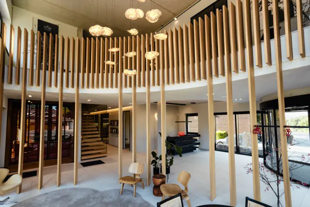 Atrium mit Holzlamellen