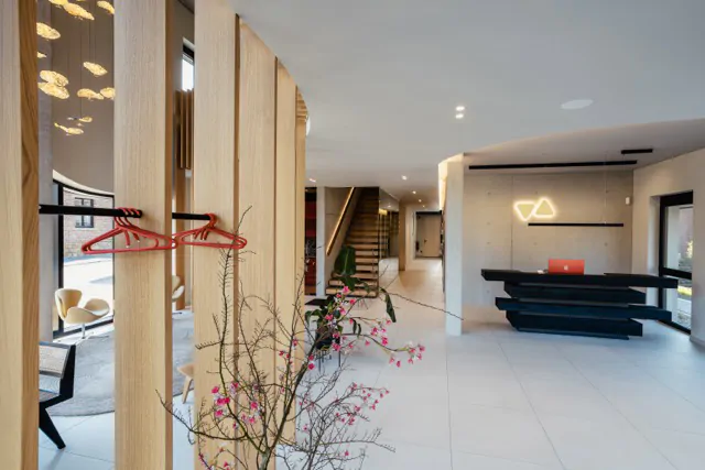 Empfang mit Neon-Logo