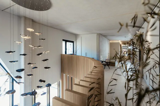 Treppenhaus mit Kunstinstallation